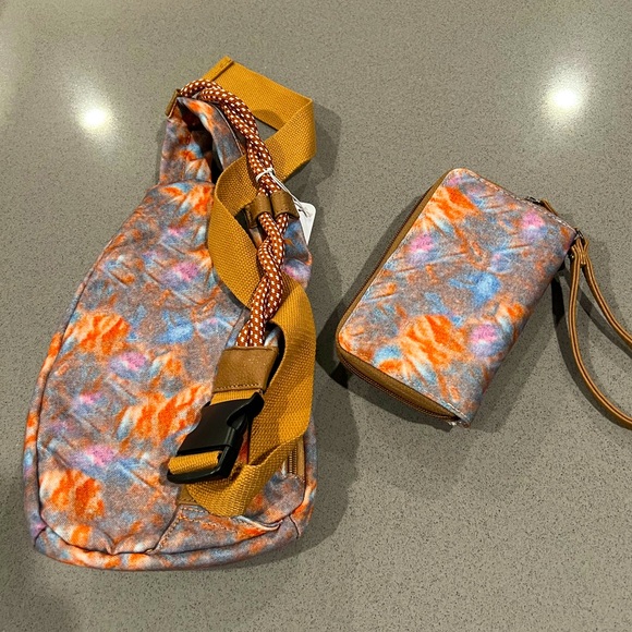 Vintage Style Cross-Body Bag With Matching Wristlet - Picture 13 of 16